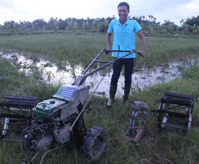 Chiếc máy có 3 loại bánh: bánh lồng (giống chiếc lồng) chạy trên ruộng lầy, nhiều nước; bánh bám chạy trên ruộng khô; bánh lốp chạy trên đường