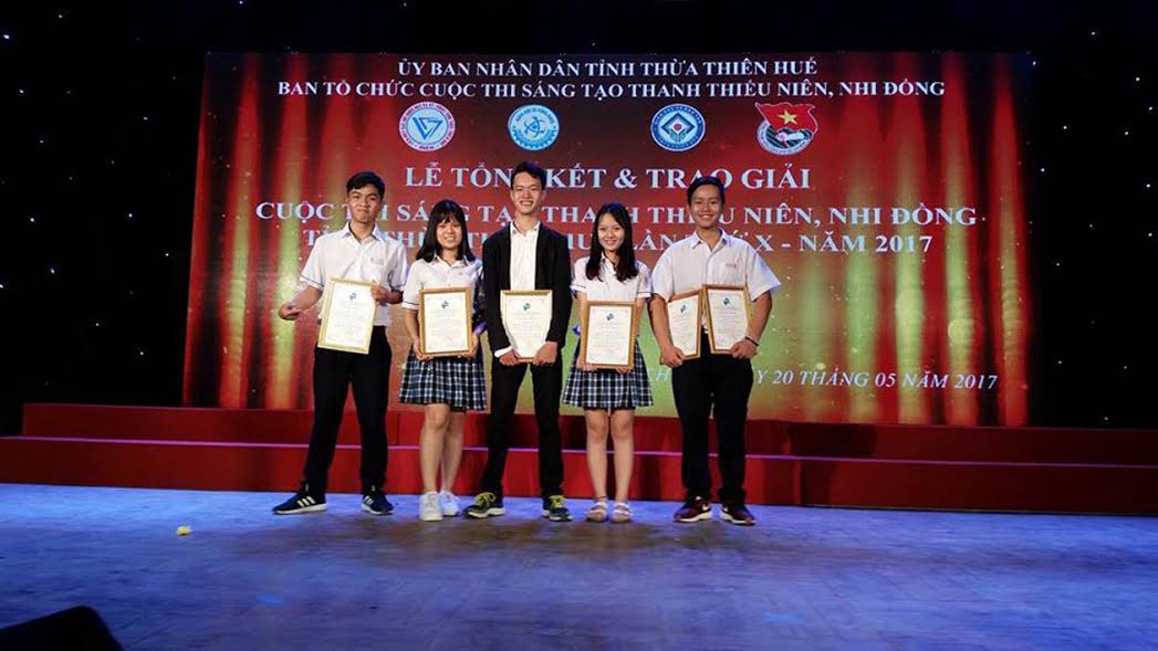 Nhóm học sinh nhận giải tại cuộc thi Sáng tạo Thanh thiếu niên, nhi đồng tỉnh Thừa Thiên Huế năm 2017. Ảnh: Nhật Tuấn.