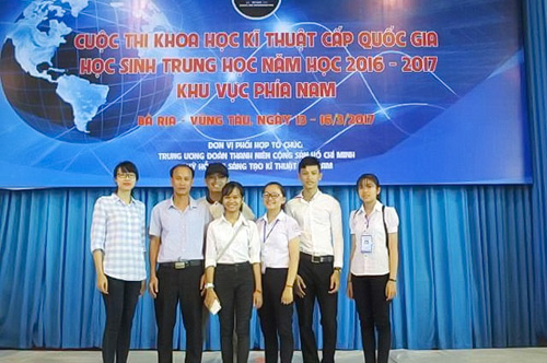 Trương Thị Thùy Na cùng thầy và các bạn cùng trường tại Cuộc thi Khoa học kỹ thuật cấp quốc gia năm 2017 khu vực phía Nam. (Ảnh: Trường THPT Bắc Trà My cung cấp).