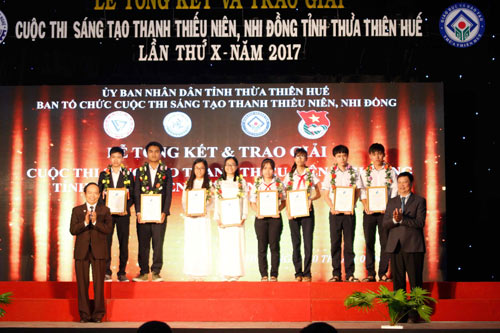 Bình Minh (thứ ba từ trái sang phải) và Kiều Khanh (cạnh Minh) nhận giải trong cuộc thi Sáng tạo Thanh thiếu niên, nhi đồng tỉnh Thừa Thiên Huế năm 2017. Ảnh: Nhật Tuấn.