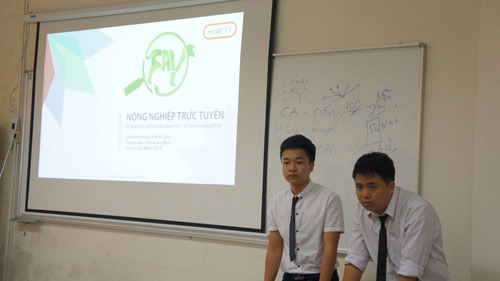 Trần Công Minh (bìa trái) và Lê Anh Tuấn thuyết trình tại cuộc thi Khởi nghiệp từ nông nghiệp năm 2017. Ảnh: NVCC.
