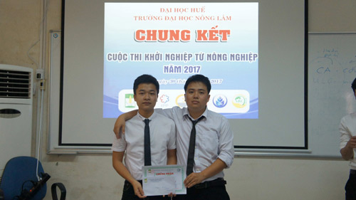 Trần Công Minh và Lê Anh Tuấn nhận giải tại Vòng chung kết cuộc thi Khởi nghiệp do trường tổ chức. Ảnh: NVCC.