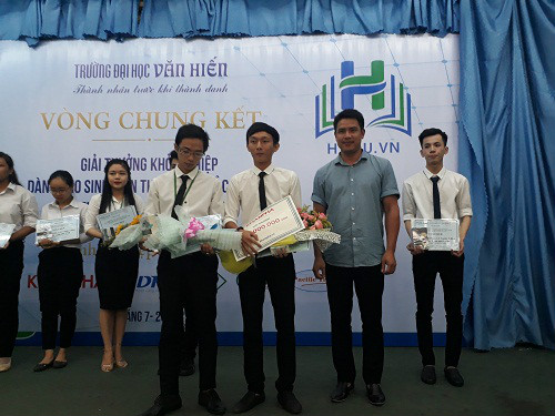Ông Phạm Tùng Lâm, đại diện Tạp chí Khám phá (thứ 2, từ phải sang) trao tặng giải thưởng đồng hành cho nhóm dự án. Ảnh: Hà Thế An.
