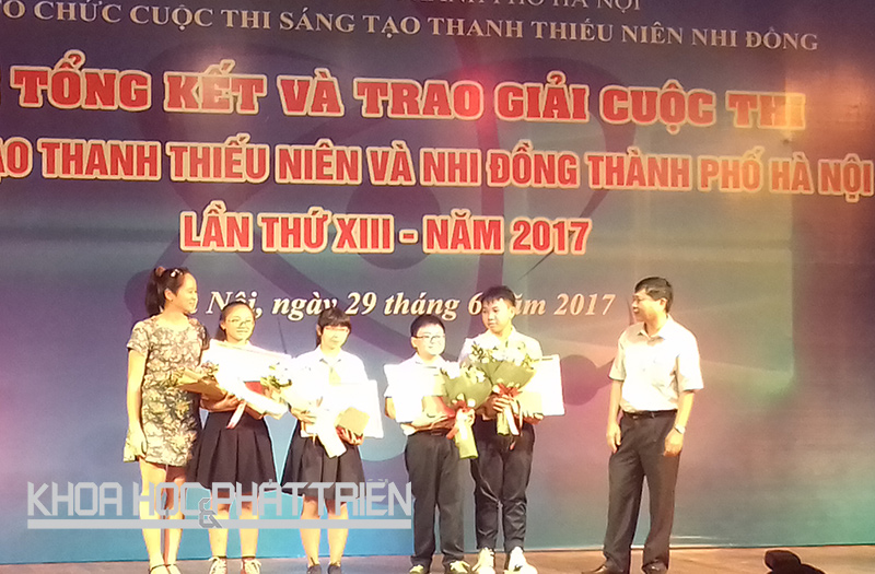 Nhóm học sinh lớp 8 Trường THCS Trưng Vương, Hoàn Kiếm giành giải đặc biệt với "Mô hình cấu tạo và hoạt động của tai người".