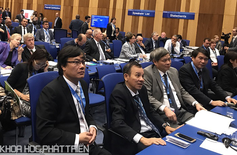 Đoàn Việt Nam do Thứ trưởng Phạm Công Tạc (thứ 3 từ trái) làm trưởng đoàn tham dự Đại hội đồng của IAEA lần thứ 61
