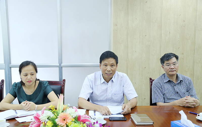 Phó Vụ trưởng Vụ Khoa học và Công nghệ Nguyễn Duy Hùng (ở giữa) và lãnh đạo các đơn vị trực thuộc