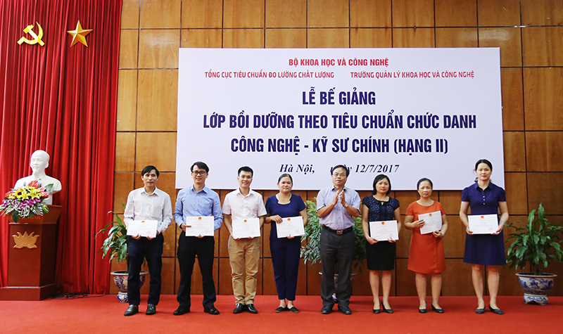 Tổng cục trưởng Tổng cục TCĐLCL Trần Văn Vinh trao bằng khen cho các học viên xuất sắc