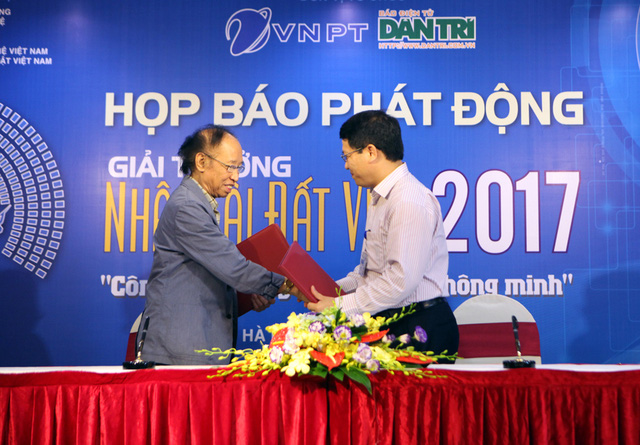 .Lãnh đạo báo Dân trí cùng đại diện Tập đoàn Bưu chính Viễn thông Việt Nam (VNPT) đã ký thỏa thuận đồng tổ chức Giải thưởng Nhân tài Đất Việt 2017.