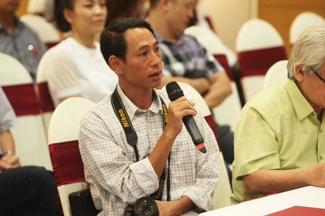 Nhiều phóng viên báo chí đặt câu hỏi liên quan đến Giải thưởng Nhân tài Đất Việt năm 2017.