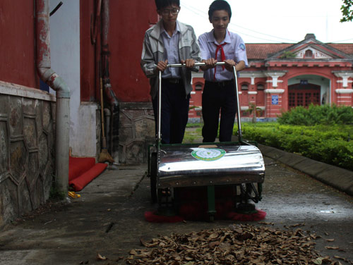 Nhật Long (bìa trái) và Đăng Khoa đang thử nghiệm thùng rác thông minh. Ảnh: Nhật Tuấn.