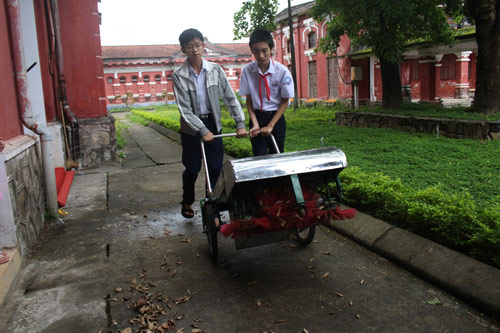 Thùng rác thông minh thân thiện với môi trường. Ảnh: Nhật Tuấn.